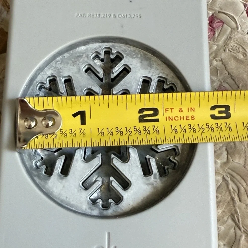 EK Tools SNOWFLAKE Paper Punch Puncher (2013) 2 1/2 Inch‎